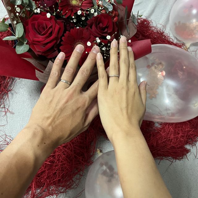 【銀座ダイヤモンドシライシの口コミ】 女性リングはストレートですが、ウェーブ状にメレダイヤがデザインされて…