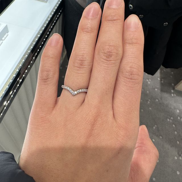 【ティファニー(Tiffany & Co.)の口コミ】 V字型で指を綺麗に見せてくれます。指馴染みもよく、つけていても違和感が…
