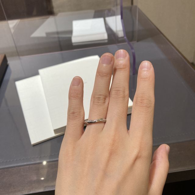 【俄(にわか)の口コミ】 ウェーブのかかったデザインで、指が長く綺麗に見える気がしました。ダイ…