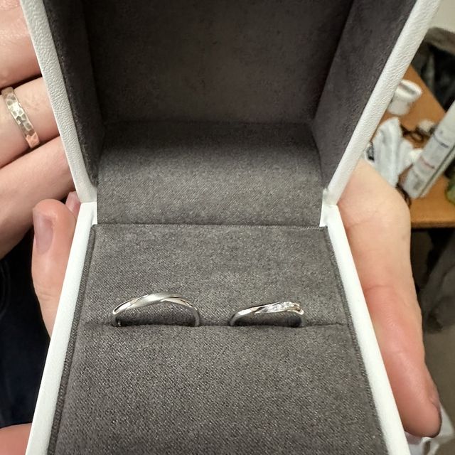 【TOWA(永遠)の口コミ】 婚約指輪がウェーブ型だったため、重ね付けした時の馴染みやすさ重視で結…