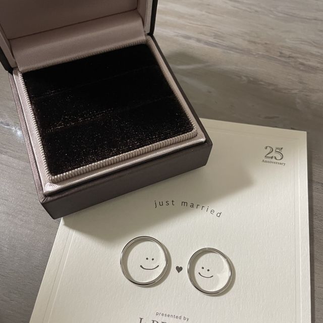 【アイプリモ(I-PRIMO)の口コミ】 真ん中にダイヤが一石だけ付いているシンプルなデザインで、少し丸みのあ…