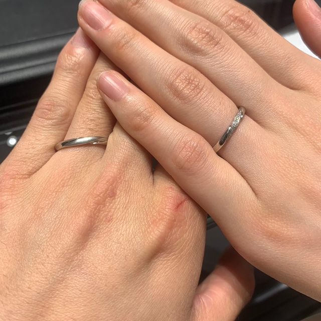 【ラザール ダイヤモンド(LAZARE DIAMOND)の口コミ】 骨格からウェーブのデザインを探していました。
普段は指輪をつけず、お休…