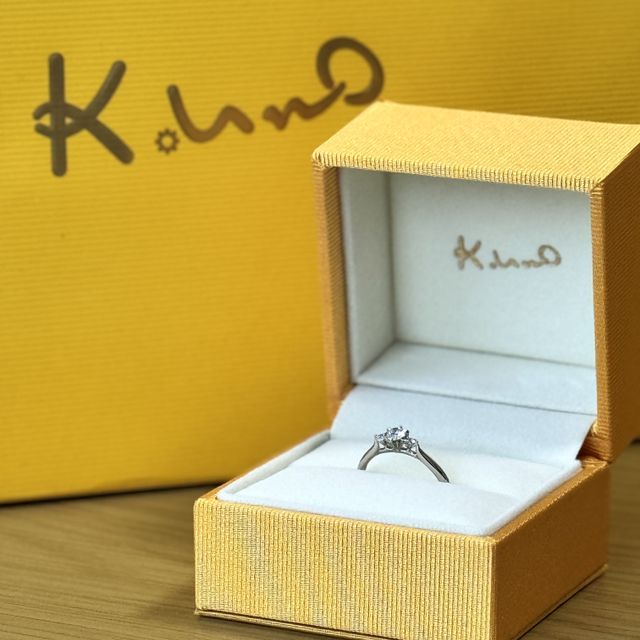 【ケイウノ ブライダル(K.UNO BRIDAL)の口コミ】 プロポーズの際に、3本で「あなたを愛しています」という花言葉を持つオレ…