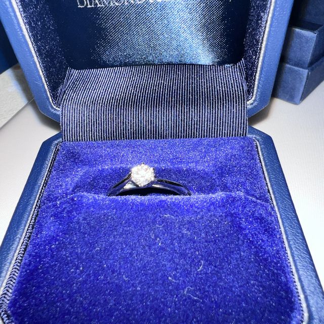 【銀座ダイヤモンドシライシの口コミ】 リングの部分は少しひねりが入っており、s字タイプになります。関節がはっ…