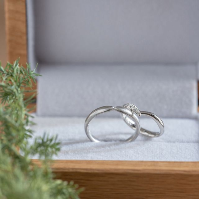 【Cayof(カヨフ)の口コミ】 知り合いの方にV字の指輪は指が綺麗に見えると言われ
ポトスの指輪を店頭…