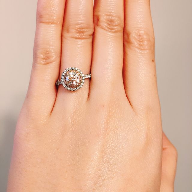 【ティファニー(Tiffany & Co.)の口コミ】 初めはシンプルな一粒ダイヤのものを探していたものの、実際に試着してし…