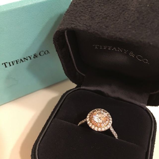 【ティファニー(Tiffany & Co.)の口コミ】 初めはシンプルな一粒ダイヤのものを探していたものの、実際に試着してし…