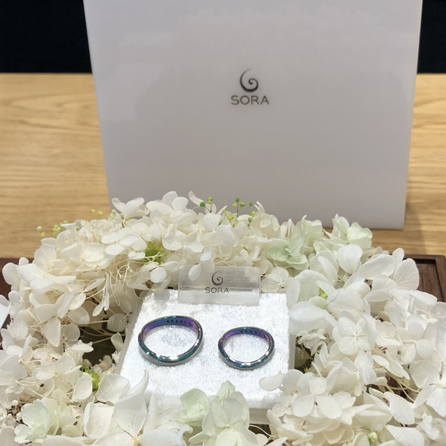 【SORA(ソラ)の口コミ】 変わった結婚指輪を探していたところ、色がついたsoraに辿り着きました。…