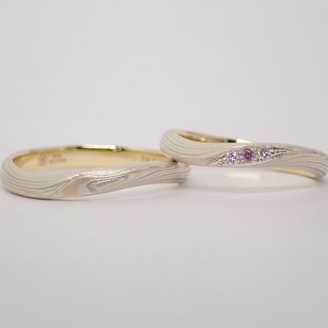 【杢目金屋(もくめがねや)の口コミ】 ウェーブがかわいいデザインで、ダイヤモンドの横にピンク色の宝石も入れ…