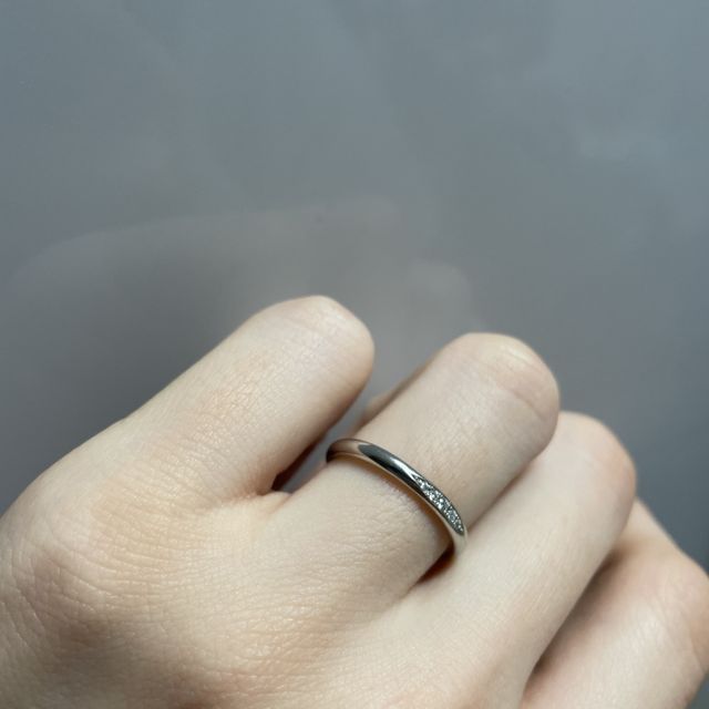【銀座ダイヤモンドシライシの口コミ】 シンプルかつ上品な指輪です。
5つのダイヤモンドが埋め込まれていてどこ…