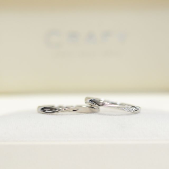 【CRAFY(クラフィ)の口コミ】 婚約指輪と結婚指輪を二つ付けた時、ひとひねりというデザインが婚約指輪…