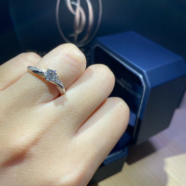 【銀座ダイヤモンドシライシの口コミ】 たくさんのダイヤの中から選び、外枠のリングは後からデザインが選べまし…