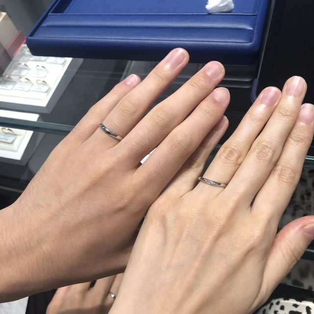 【銀座ダイヤモンドシライシの口コミ】 シンプルでいつまでも飽きずに付けられるデザインが気に入りました♪緩いV…