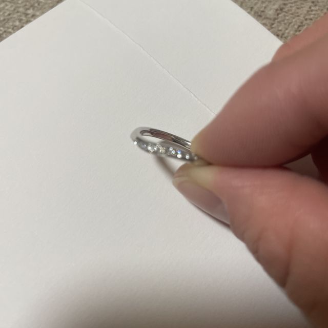 【アイプリモ(I-PRIMO)の口コミ】 デザインがウェーブしていて可愛い。指につけた時に、手がスラッと綺麗に…