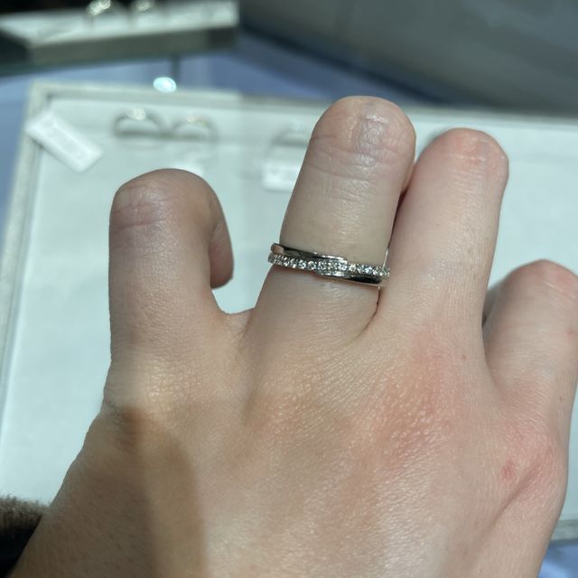 【STAR JEWELRY(スタージュエリー)の口コミ】 とても個性的なデザインだったので付けてみました。ねじれてるのもおしゃ…