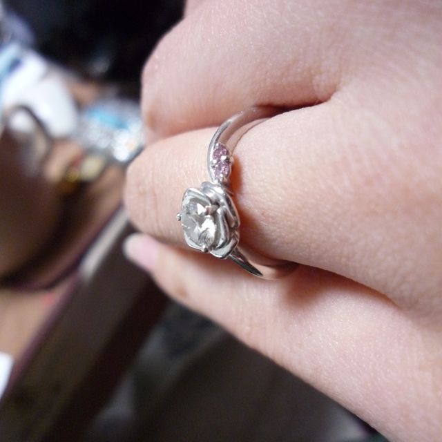 【I's stone(アイズストーン)の口コミ】 薔薇が好きなので、絶対婚約指輪は薔薇のデザインの指輪が良かったです。…