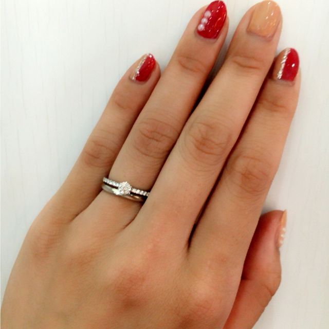 【ROYAL ASSCHER(ロイヤル・アッシャー)の口コミ】 指を覆うぐらい贅沢にダイヤモンドがセッティングされている華やかな印象…