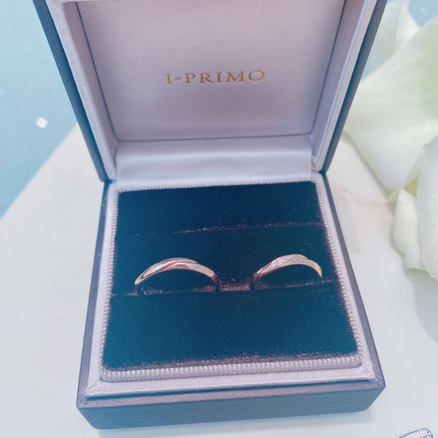 【アイプリモ(I-PRIMO)の口コミ】 リングの色をゴールド系にして３つのダイヤのうち真ん中だけピンクゴール…