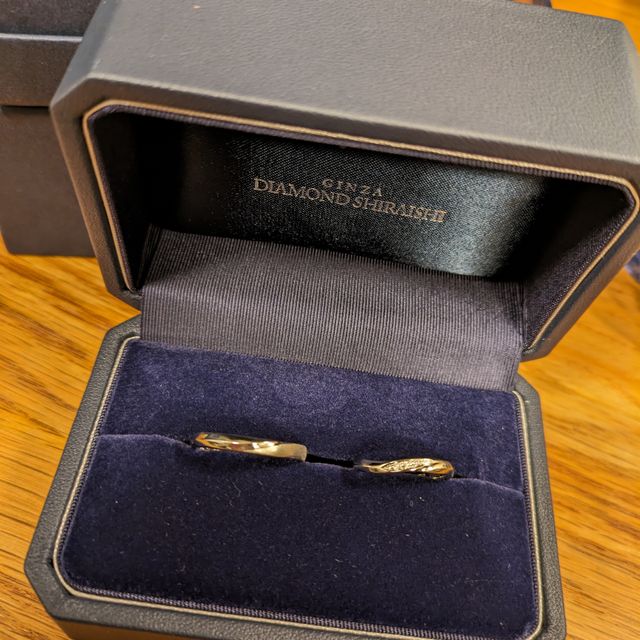 【銀座ダイヤモンドシライシの口コミ】 あまり指輪には詳しくないので、デザインや付け心地で選びました。シンプ…