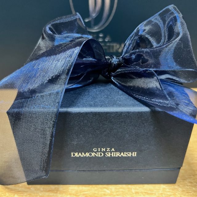 【銀座ダイヤモンドシライシの口コミ】 ダイヤモンドの数は割と控えめなのですが、独自の止め方をしているらしい…