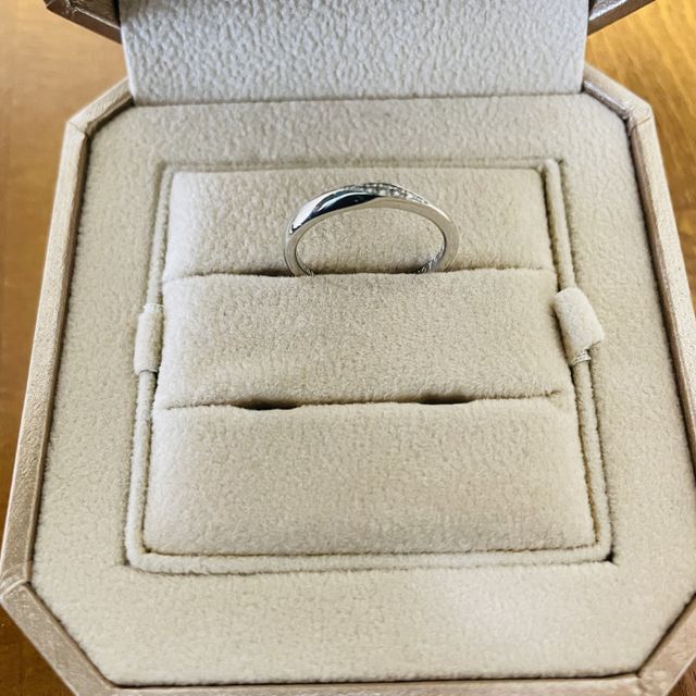 【TRECENTI(トレセンテ)の口コミ】 指輪のデザインが、表側が少し太めになっていてつけやすく、少しラメが入…