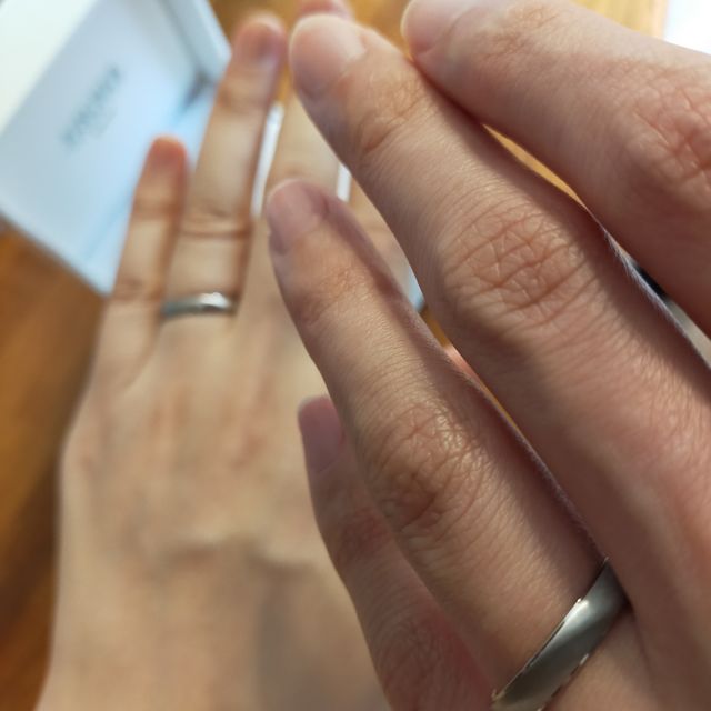 【FISCHER(フィッシャー)の口コミ】 ・つけ外しする際の肌当たりが滑らか
・光の反射を利用した波打つデザイン…