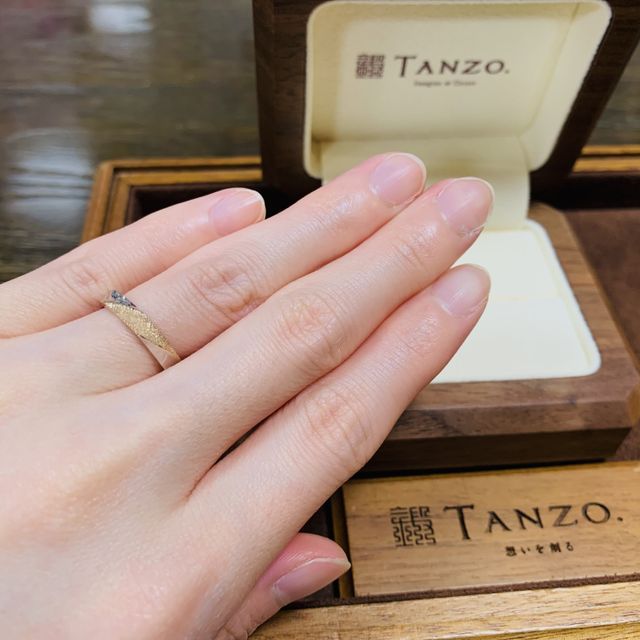 【TANZO.(鍛造指輪)の口コミ】 ピンクゴールドとプラチナを合わせて、えぐりを3箇所入れたことによって立…