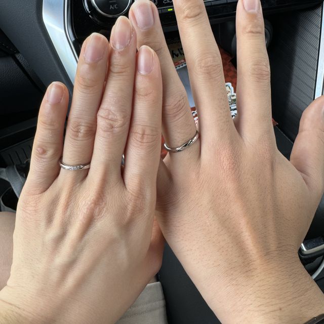 【銀座ダイヤモンドシライシの口コミ】 デザインもよく着け心地もよかったです
婚約指輪と同じデザインで重ね付け…