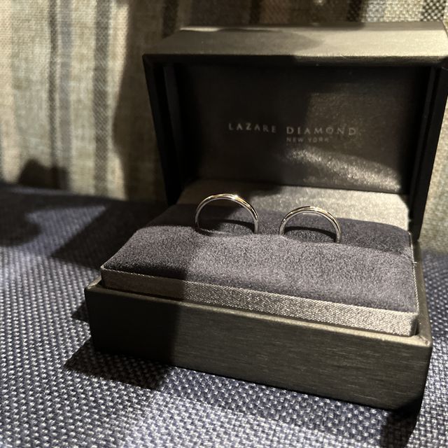 【ラザール ダイヤモンド(LAZARE DIAMOND)の口コミ】 シンプルなデザインながら、湾曲や刻印など洗礼されたデザインなところが…