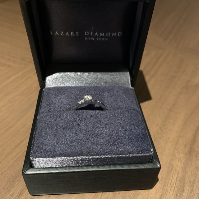 【ラザール ダイヤモンド(LAZARE DIAMOND)の口コミ】 指が綺麗に見えるウェーブのデザインと、サイドの2石のメレダイヤモンドが…