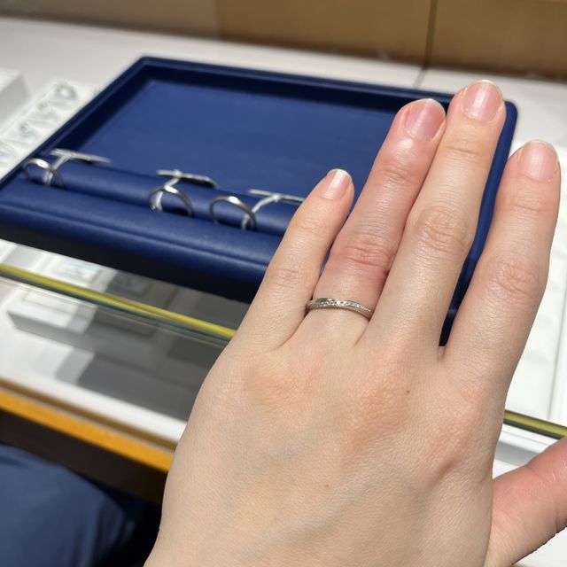【銀座ダイヤモンドシライシの口コミ】 リングのvラインと、斜めに入ったメレダイヤが指を長く、細く見せてくれる…