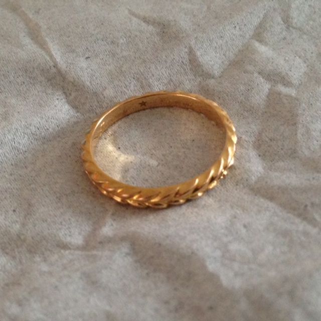 【FEDE(フェデ)の口コミ】 ゴールドの華奢な指輪を探していて一目惚れで購入しました。リーフのデザ…