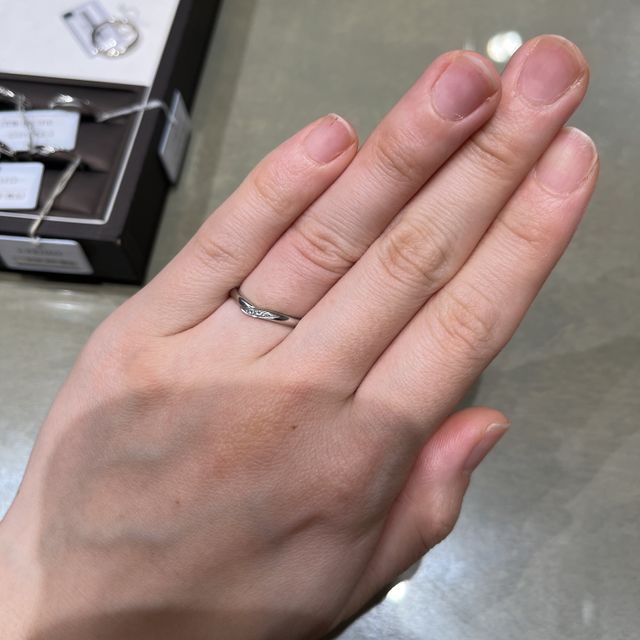 【アイプリモ(I-PRIMO)の口コミ】 vラインが指をキレイに見せてくれるところ、ワンポイントのようなデザイン…