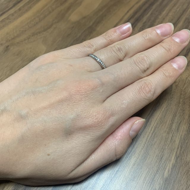 【4℃ BRIDAL(ヨンドシーブライダル)の口コミ】 エタニティタイプでエレガントにしつつ、小粒のダイヤモンドが敷き詰めら…