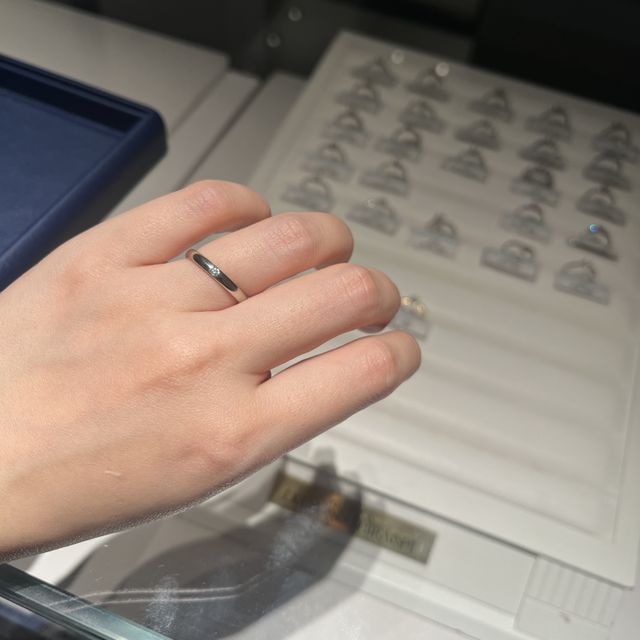 【銀座ダイヤモンドシライシの口コミ】 シンプルな石ありを探していました。夫婦とも毎日つけるので、洋服を邪魔…