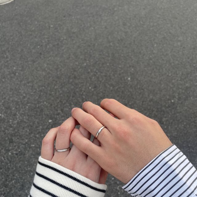 【銀座ダイヤモンドシライシの口コミ】 シンプルなデザインがすごくお気に入りです。
ふたりとも違う種類の指輪で…