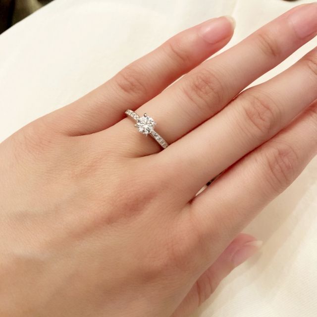 【銀座ダイヤモンドシライシの口コミ】 ダイヤモンドを引き立たせるデザインがいいなと思い選びました。
たくさん…