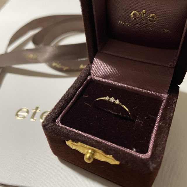 【ete(エテ)の口コミ】 小ぶりなダイヤモンドが3粒並んだ華奢なデザインです。プロポーズではネッ…