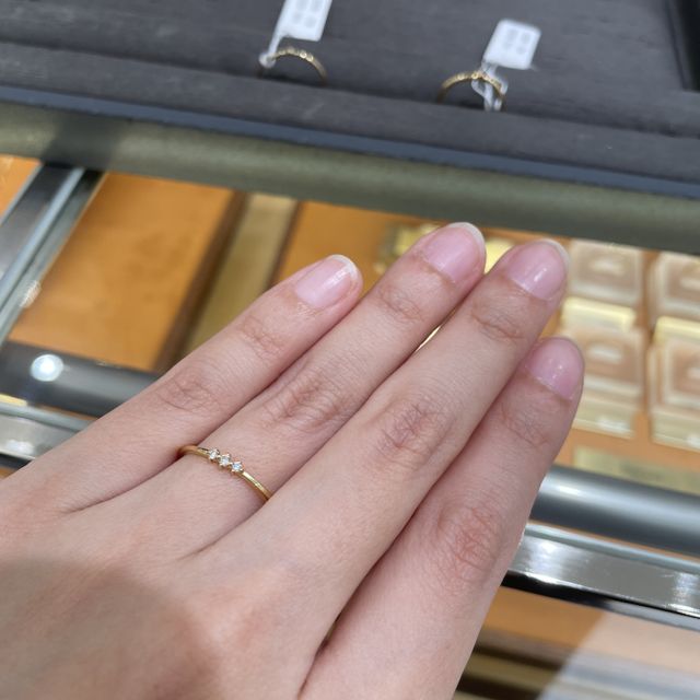 【ete(エテ)の口コミ】 小ぶりなダイヤモンドが3粒並んだ華奢なデザインです。プロポーズではネッ…