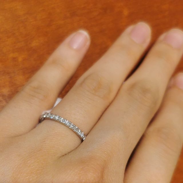【エクセルコダイヤモンド(EXELCO DIAMOND)の口コミ】 ハーフエタニティデザインで、内側にダイヤがない分日常的にも使用可能で…