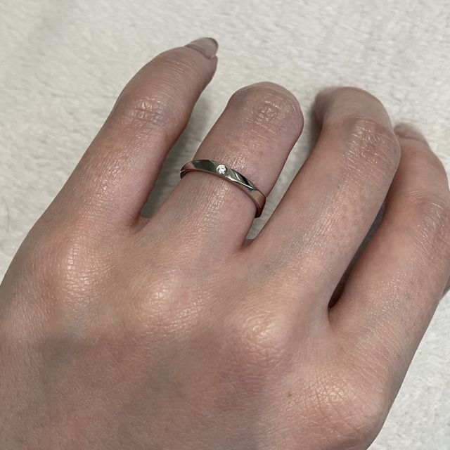 【ラザール ダイヤモンド(LAZARE DIAMOND)の口コミ】 シンプルなデザインの中でラザールダイヤモンド特有の輝きが映えてすごく…