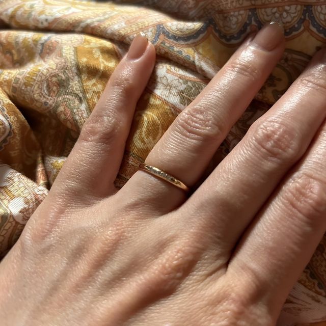 【和光ブライダルブティックギンザの口コミ】 鏡面仕上げの2.5mm幅のイエローゴールドのリングに、5石のダイヤモンドを…
