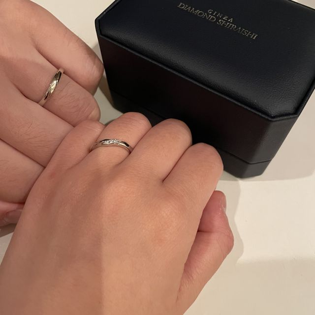 【銀座ダイヤモンドシライシの口コミ】 指輪のデザインがウェーブになっていて横からみても可愛い。他の商品と見…