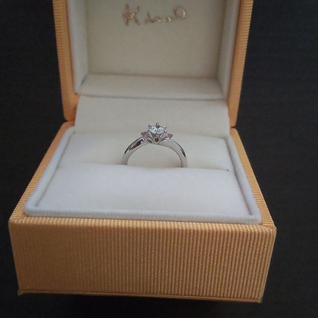 【ケイウノ ブライダル(K.UNO BRIDAL)の口コミ】 両サイドにピンクサファイアがついてます
他の指輪と違い、現地でデザイン…