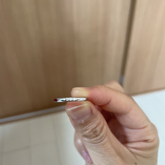 【4℃ BRIDAL(ヨンドシーブライダル)の口コミ】 刻印ができます。
誕生石を入れることもできます。
主人のには私の誕生石…