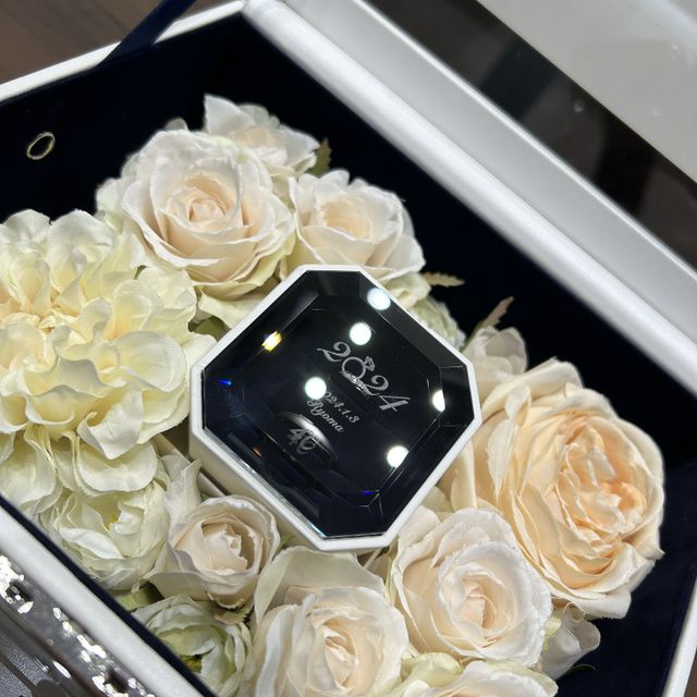 【4℃ BRIDAL(ヨンドシーブライダル)の口コミ】 女性→ダイヤの数が多すぎず、ナチュラルに指を綺麗に見せてくれる。
…