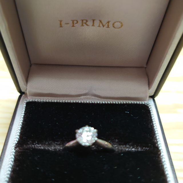 【アイプリモ(I-PRIMO)の口コミ】 指輪のデザインはシンプルにして、ダイヤの質を重視しました。良いダイヤ…