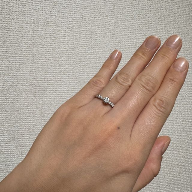 【和光ブライダルブティックギンザの口コミ】 中央のダイヤはそこまで大きくありませんが、サイドに大きめのメレダイヤ…