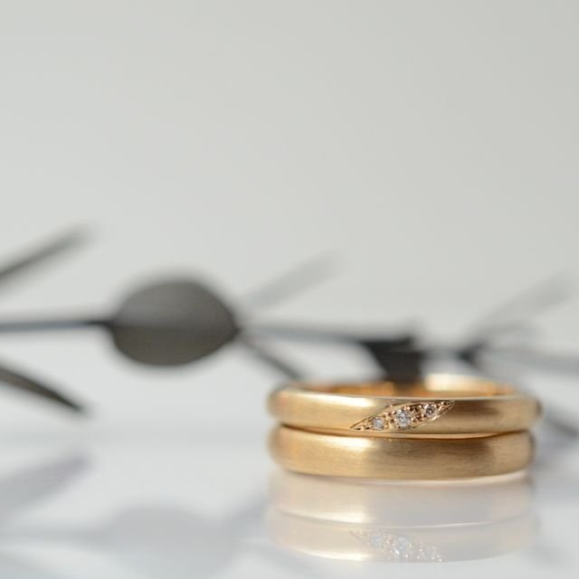 【CRAFY(クラフィ)の口コミ】 素材:K18 ゴールド
女性側だけダイアモンド3連のデザインにしました。
2人…