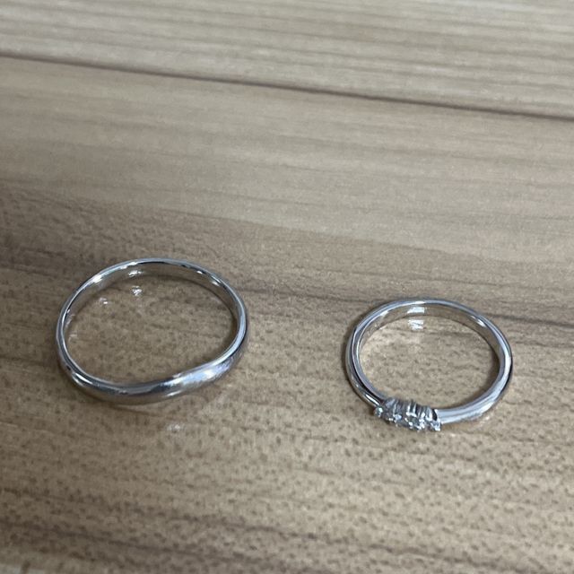 【宝寿堂(ほうじゅどう)の口コミ】 V字型の指輪にダイヤモンドが3石入っててとても可愛いです。結婚指輪はず…